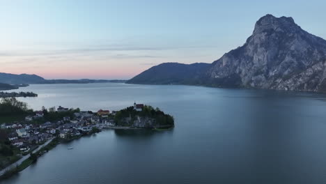 Vista-Aérea-Del-Lago-Traunsee,-Alta-Austria,-Pueblo-De-Traunkirchen-Y-Paisaje-Escénico-En-El-Crepúsculo