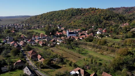 Dramatische-Luftperspektive-Dorf-Ungarn-Perkupa