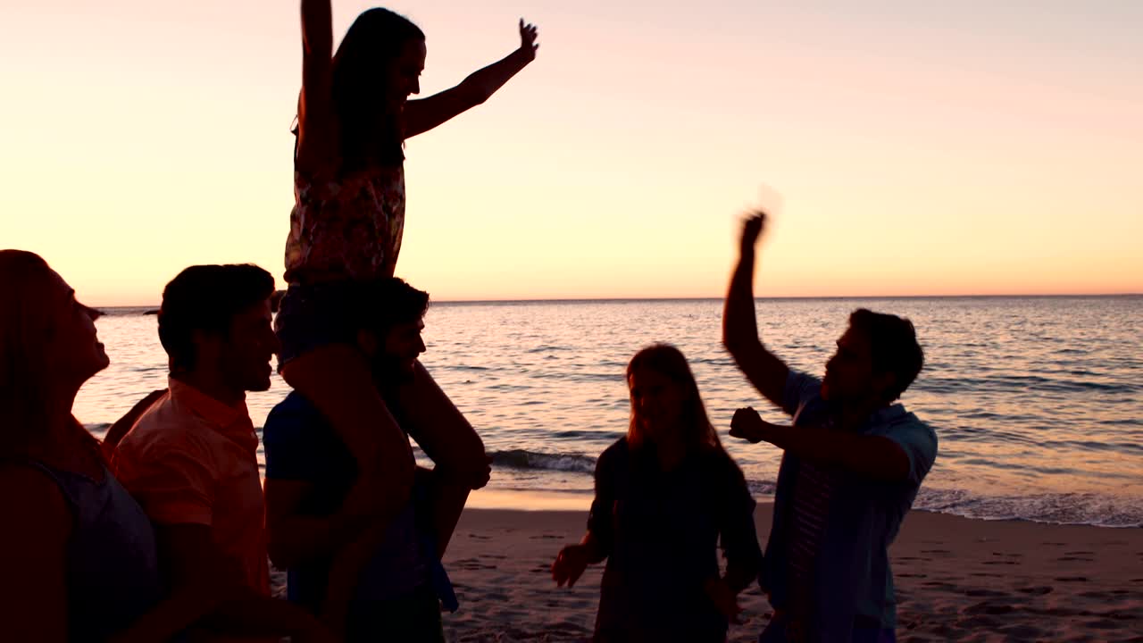 친구들이 해변에서 즐겁게 지내고