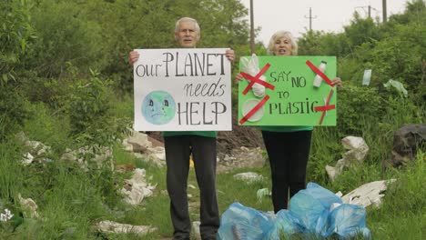 Ältere-Freiwillige-Mit-Protestplakaten:-Unser-Planet-Braucht-Hilfe,-Sagen-Sie-Nein-Zu-Plastik.-Naturverschmutzung