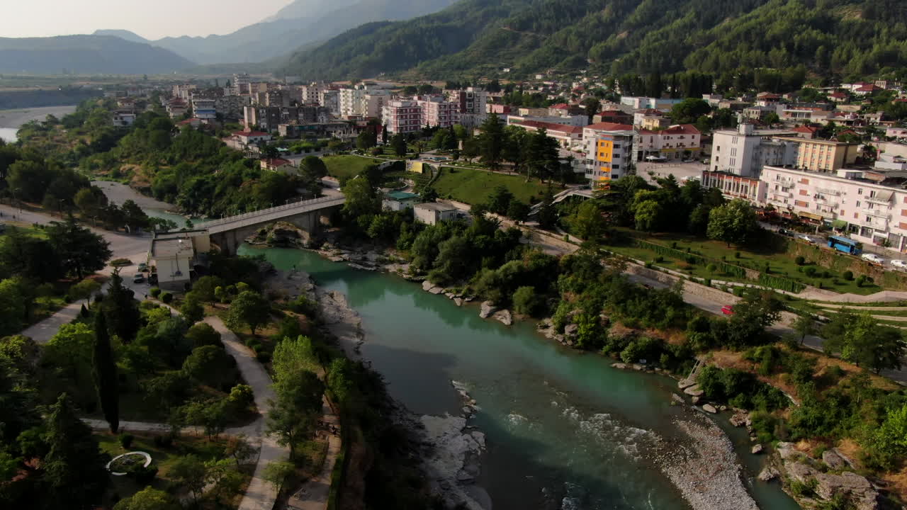 푸르스름한 물 강의 공중 드론 보기