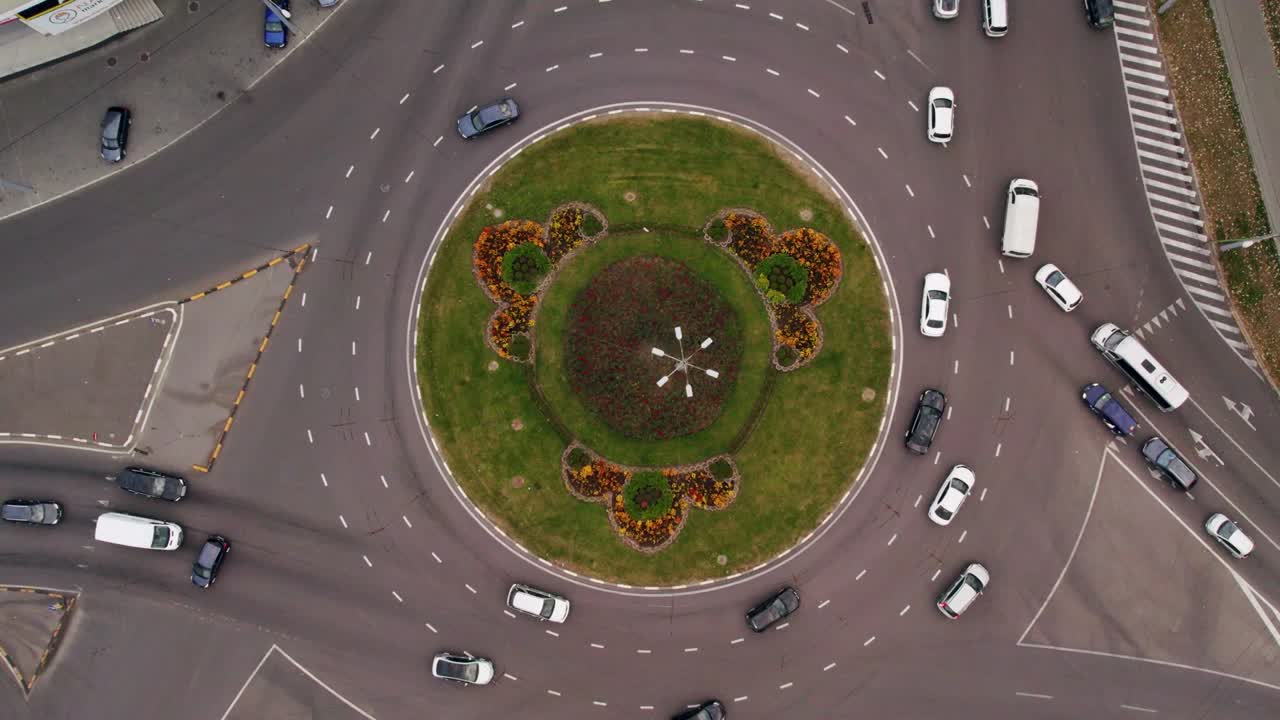 많은 자동차가 있는 교통 서클. 원형 교차로에서 위에서 아래로 공중에서 볼 수 있습니다.