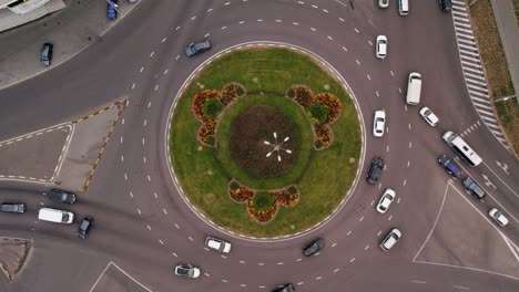 círculo de tráfico con muchos coches. vista aérea de arriba hacia abajo en una intersección circular