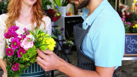 Floristas-Revisando-Ramo-De-Flores