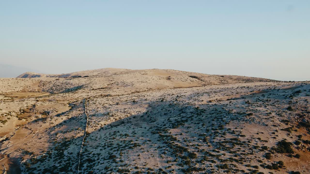 크로아티아 섬 krk의 록키 마운틴 - 4k 인스파이어 2 드론