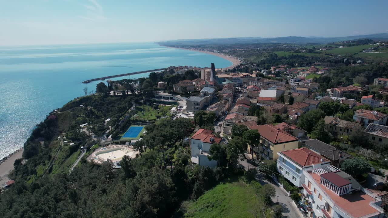 el pueblo de numana, conero riviera en le marche, italia, imágenes aéreas de drones