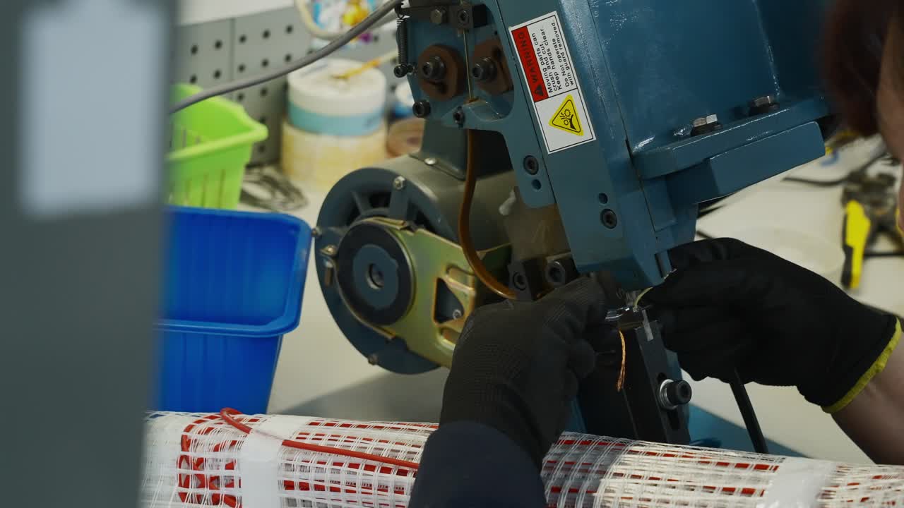 trabajador que ensambla conectores eléctricos en la máquina