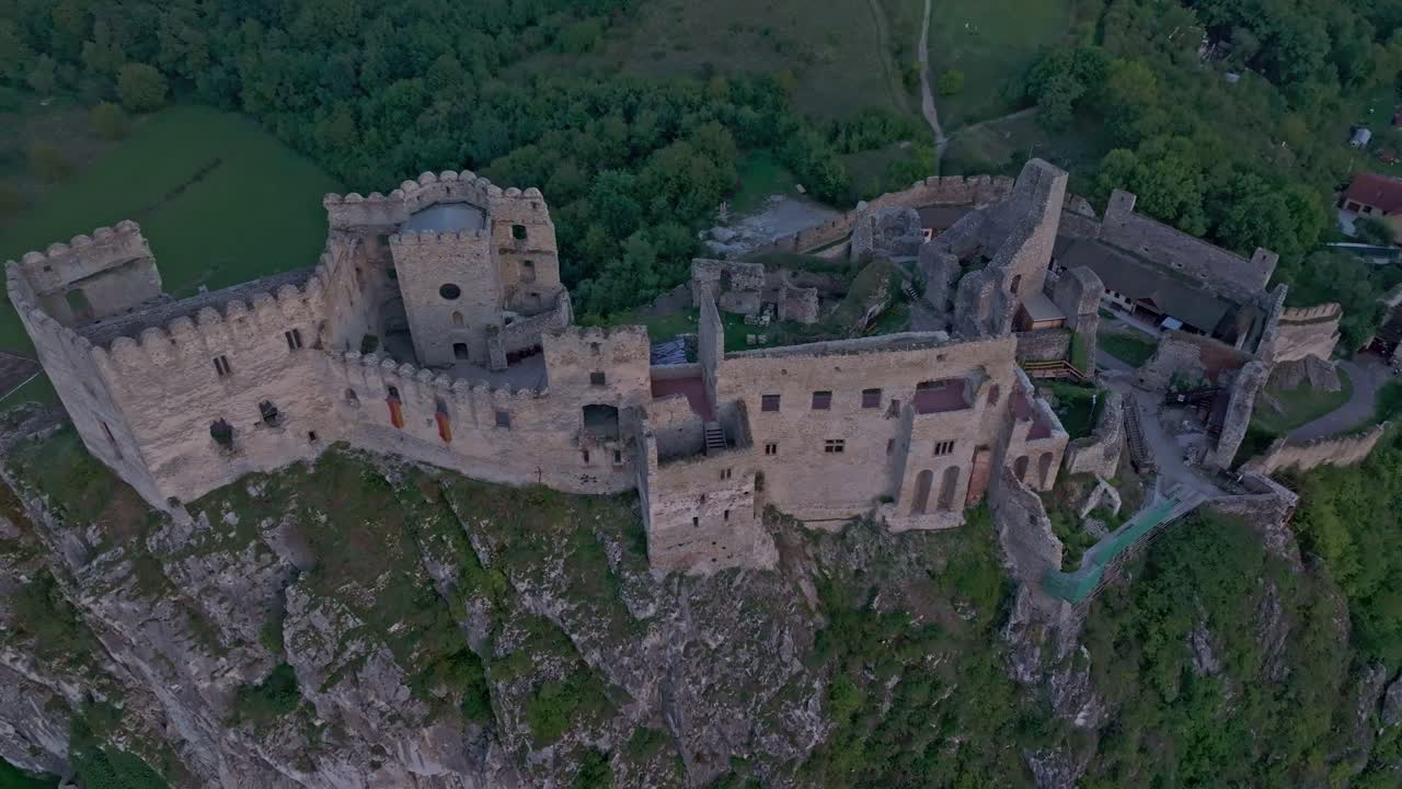 Prospettiva con drone del Castello di Beckov che si erge sopra valli profonde.