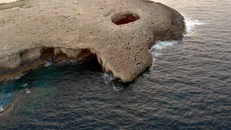 Impresionante-Video-Aéreo-De-Drones-Desde-El-Norte-De-Malta,-Volando-Sobre-La-Popular-Laguna-De-Coral-Al-Atardecer