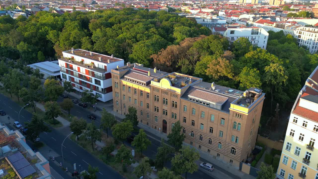 el sereno cementerio judío ubicado dentro de la bulliciosa ciudad de berlín, muestra un oasis tranquilo en medio de la expansión urbana.