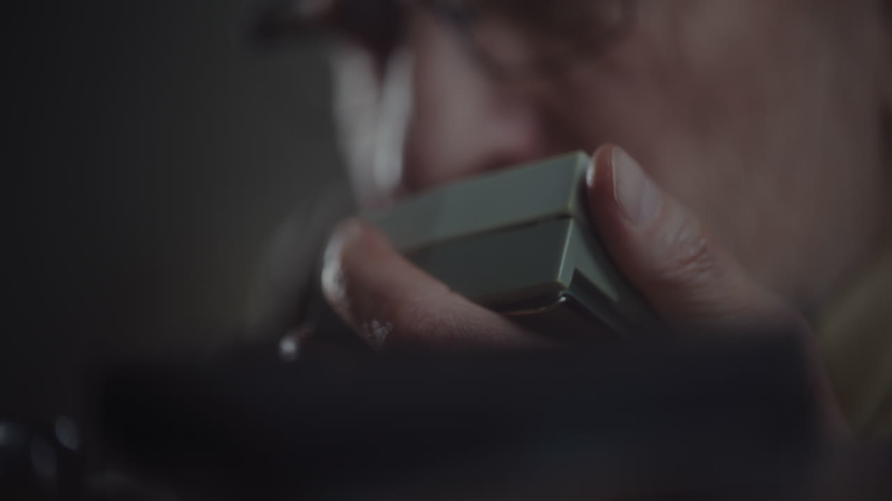 스파이는 신중한 녹음을 듣습니다.