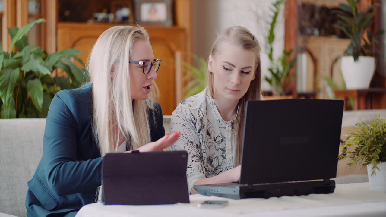 colegas mujeres discutiendo estrategia de negocios 4