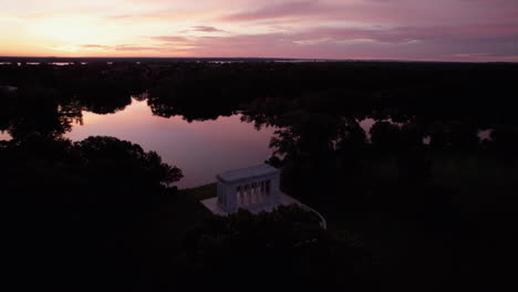 Kreisförmiger-Drohnenflug-In-Der-Abenddämmerung-über-Den-Seen-Und-Dem-Tempel-Im-Roger-Williams-Park