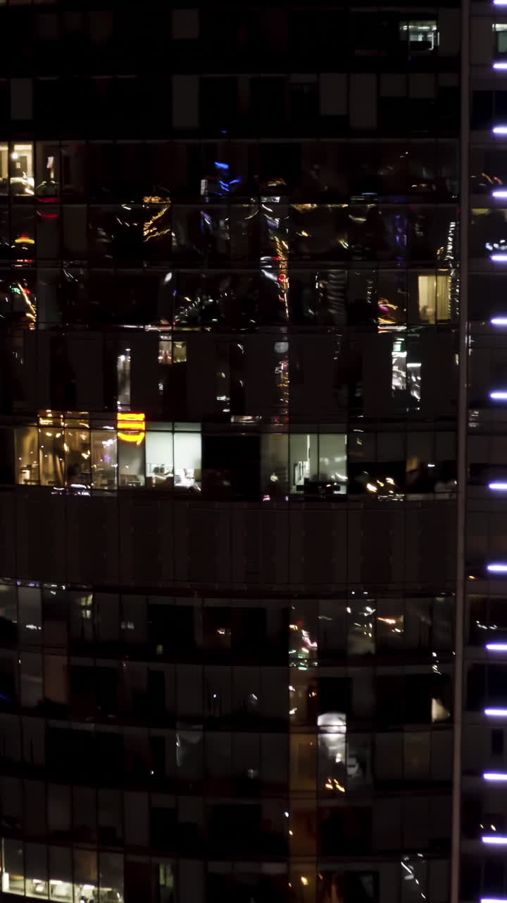 vista nocturna de un rascacielos moderno