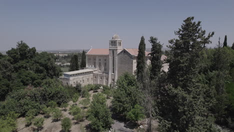 el campo de cosecha de frutas del monasterio de los monjes silenciosos