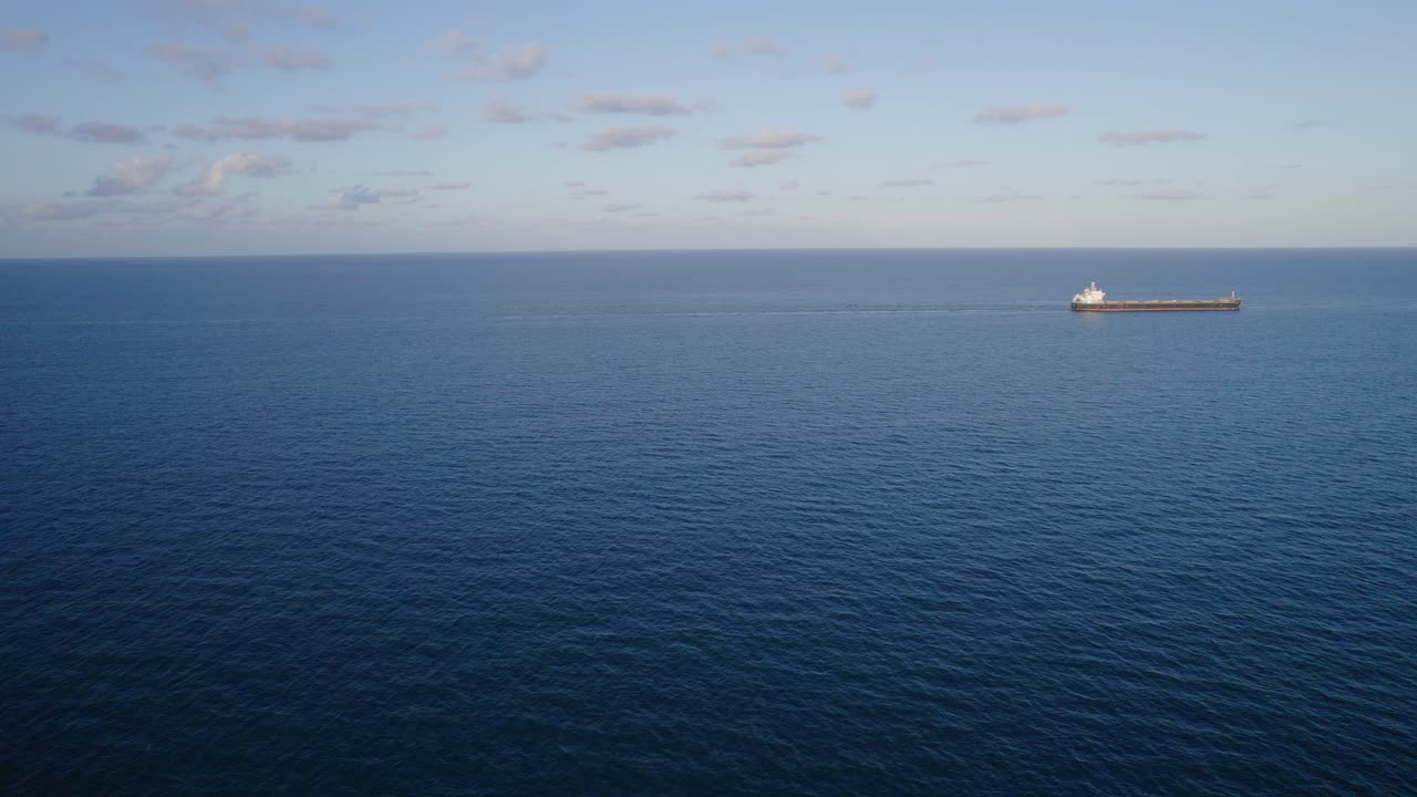 호주 북부 퀸즐랜드의 일출 시 넓은 바다에 있는 선박의 먼 전망