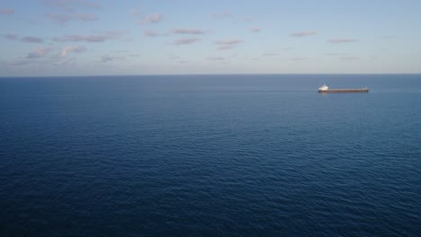 Vista-Lejana-Del-Buque-De-Transporte-En-Mar-Abierto-Al-Amanecer-En-El-Norte-De-Queensland,-Australia