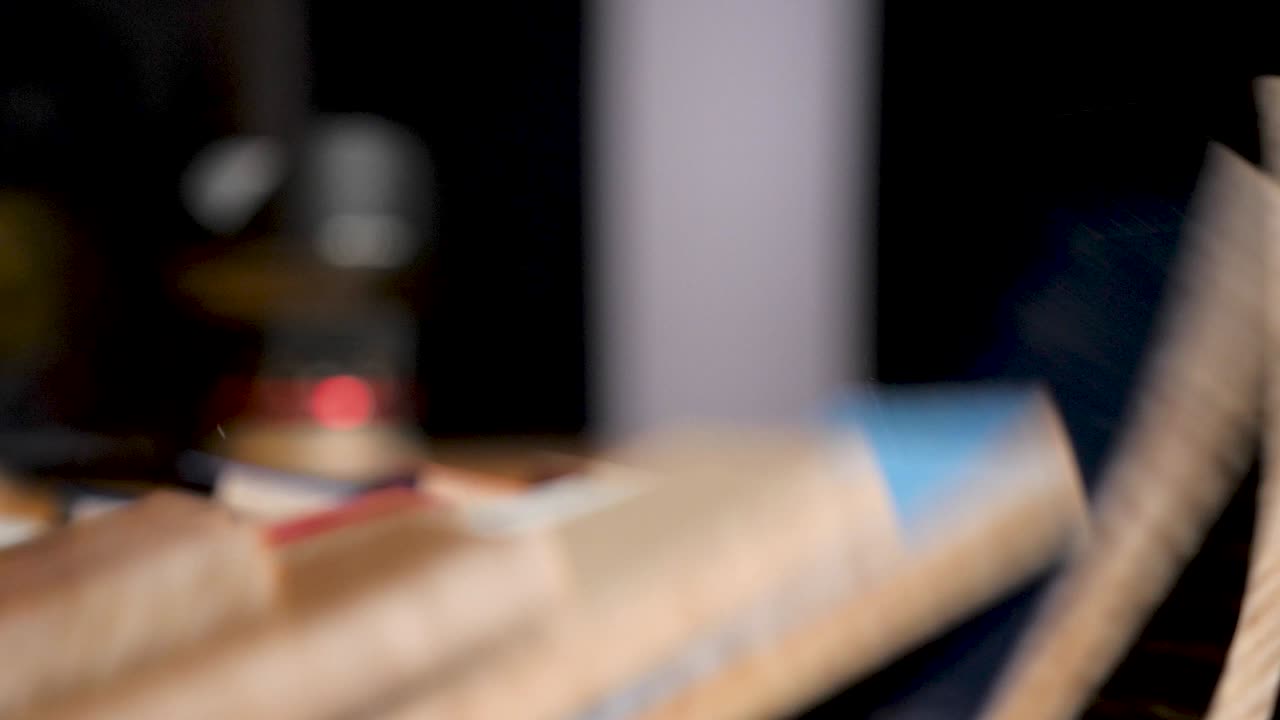 piezas de madera coloridas dominós cayendo uno por uno. reacción en cadena. vista lateral.