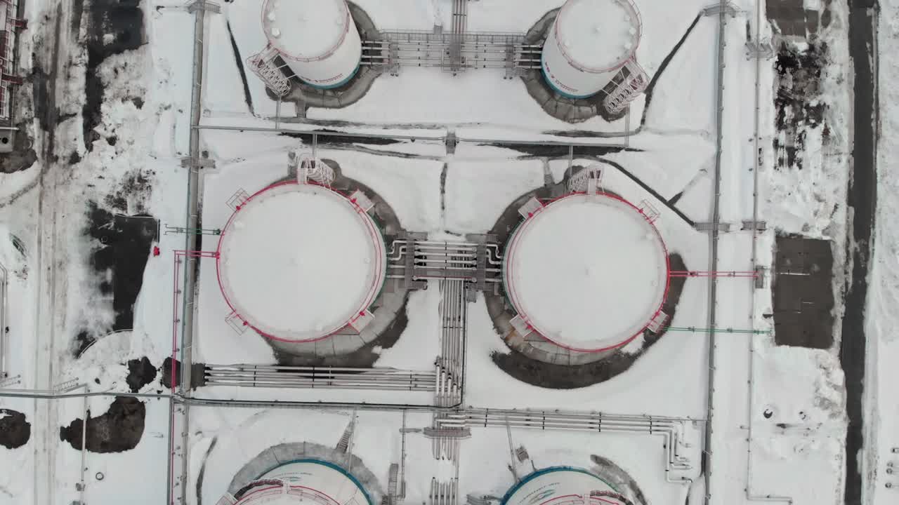reservas de petróleo y gas en invierno. vista superior de los tanques de petróleo en invier no. un avión no tripulado vuela sobre una refinería de petróleo. crisis de combustible en el mundo, aumento de los precios del petróleo y el gas en la economía mundial debido a las sanciones.
