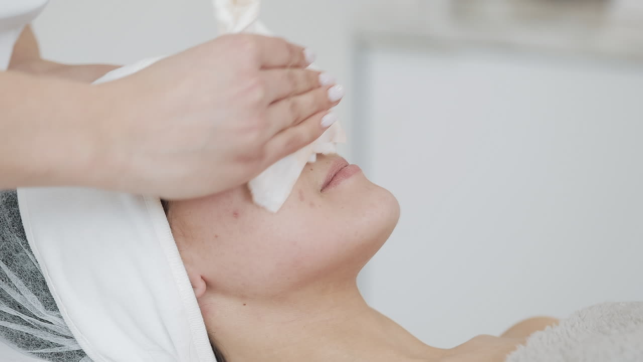 mujer recibiendo tratamiento facial en un spa