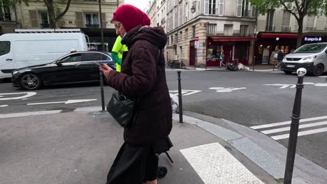 garbage collector working at a busy paris street