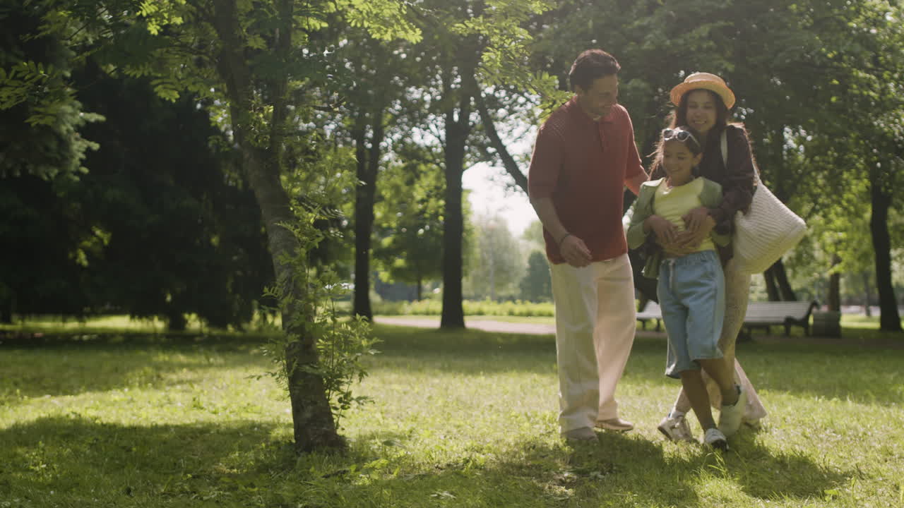 familia jugando en el parque