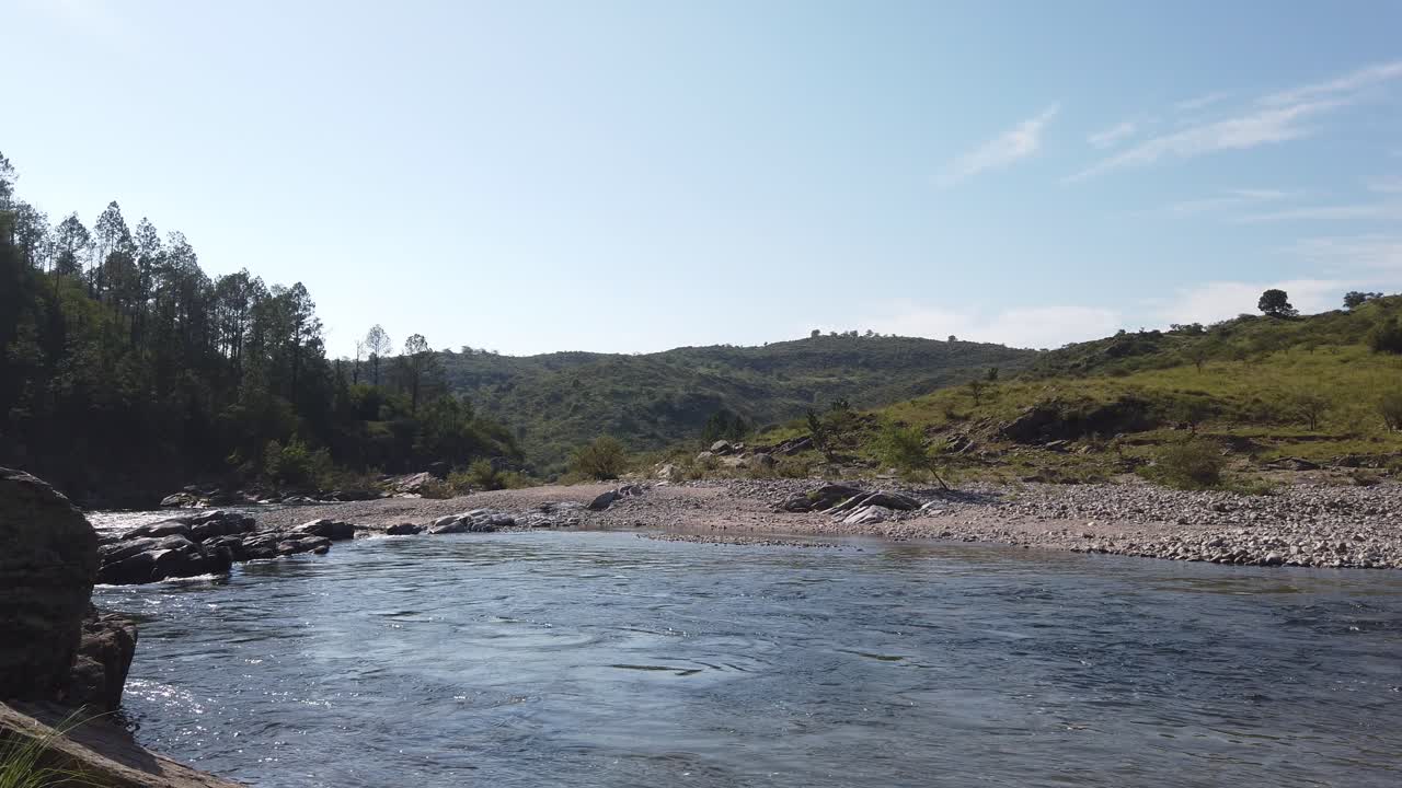 Paesaggio fluviale tranquillo attorno a verdi Sierras e alla costa, Provincia di Cordoba, Argentina, Valle di Calamuchita.
