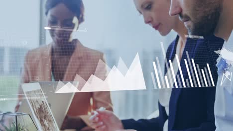 animación del procesamiento de datos financieros sobre diversas personas de negocios en la oficina