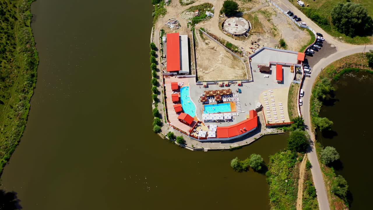 Hotel de luxo com piscina. Vista aérea de piscina externa.