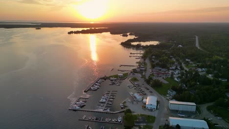 Vista-Aérea-De-La-Puesta-De-Sol-Con-El-Paso-Elevado-De-Hessel-Marina,-Lago-Hurón,-Michigan