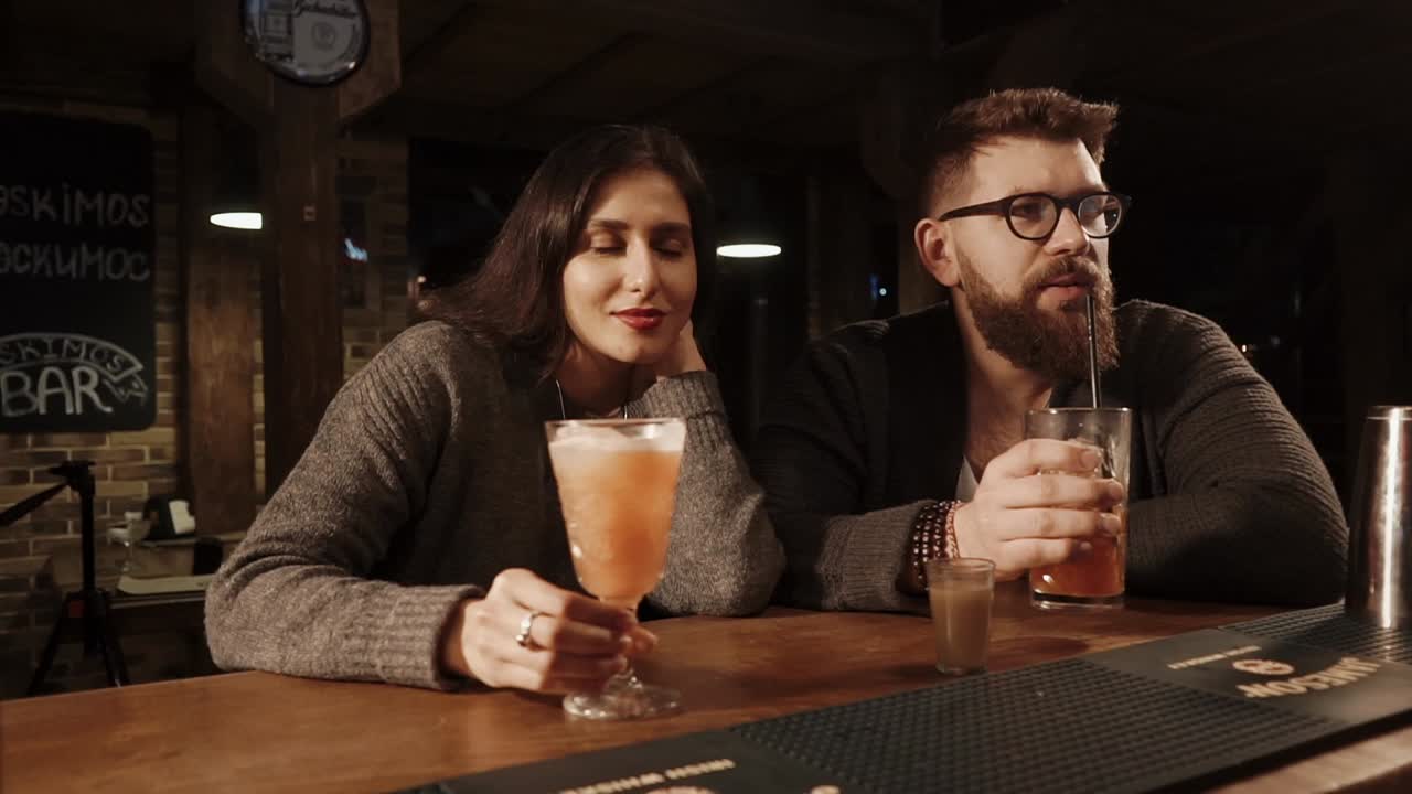 coppia che si godono un drink in un bar