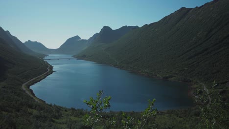 Fiordo-Panorámico-En-Gryllefjord,-Senja,-Noruega---Toma-Amplia