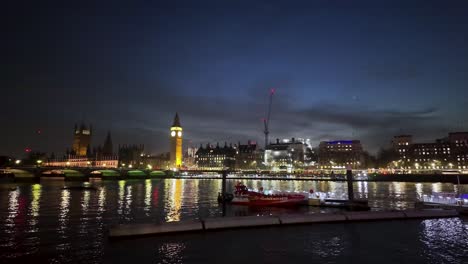 static shot of the sunset over the river thames and the palace of westminster from queen’s walk in the city of london, england