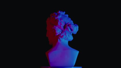 busto antiguo a la luz del neón
