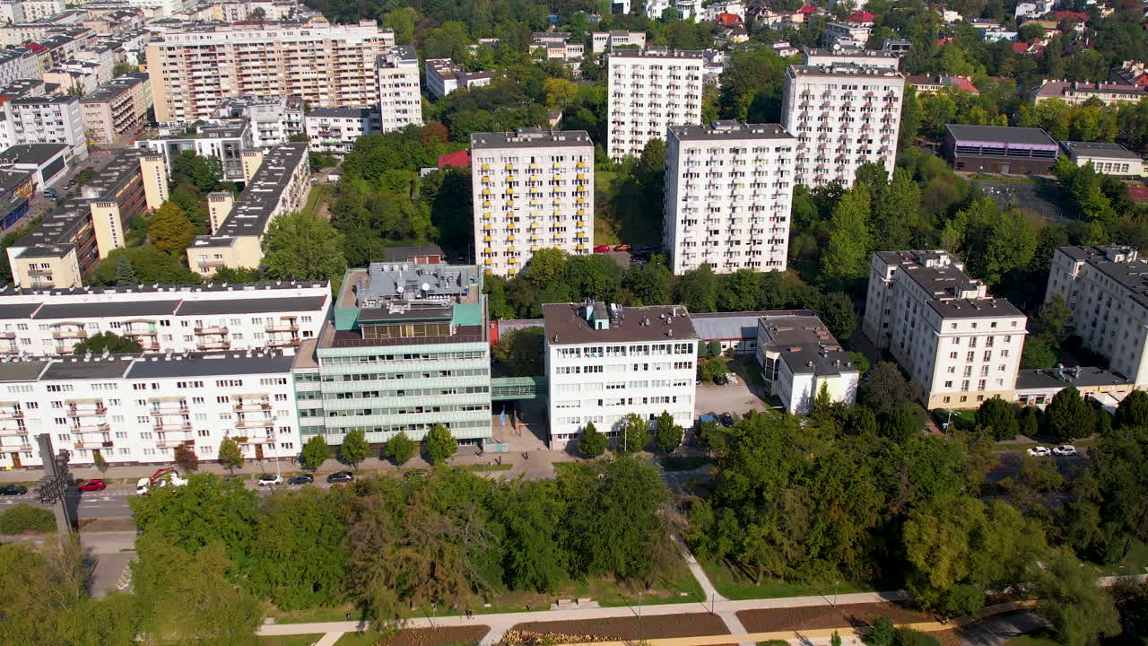 초록색 가운데의 주거 아파트의 드론 뷰를 파닝합니다.