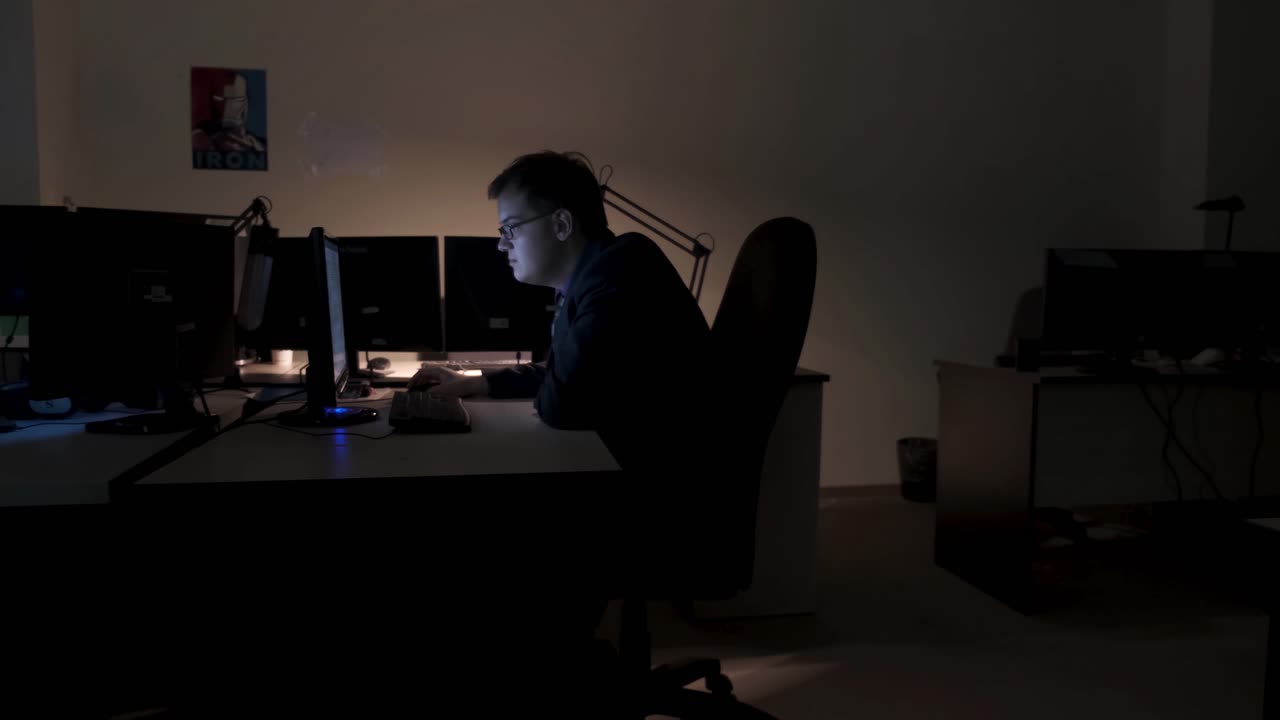 Uomo che lavora fino a tarda notte in ufficio