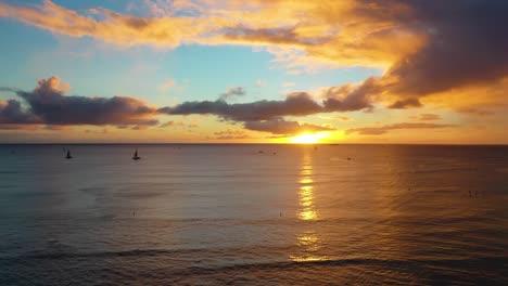 Hermosa-Puesta-De-Sol-De-Hawaiin-Sobre-La-Playa-De-Waikiki-En-Honolulu,-Hawaii