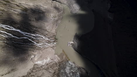 fotografía de un avión no tripulado que revela un lago alpino del derretimiento del hielo glaciar al pie de la montaña grossglockner en los alpes austriacos, vista aérea