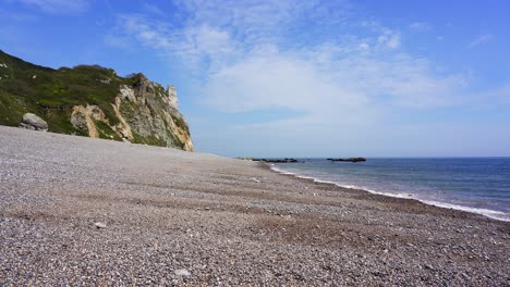 la playa de guijarros de branscombe con acantilados de tiza blanca