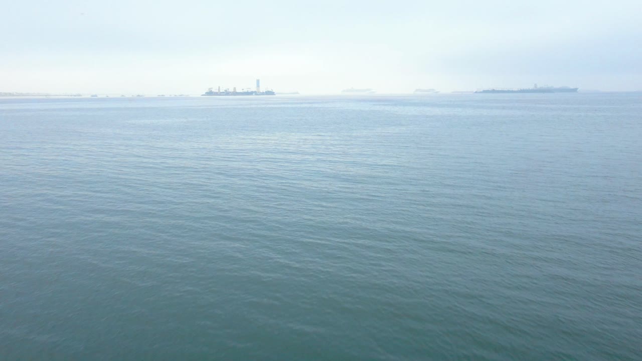 멀리 있는 배와 함께 바다 위의 4k 드론
