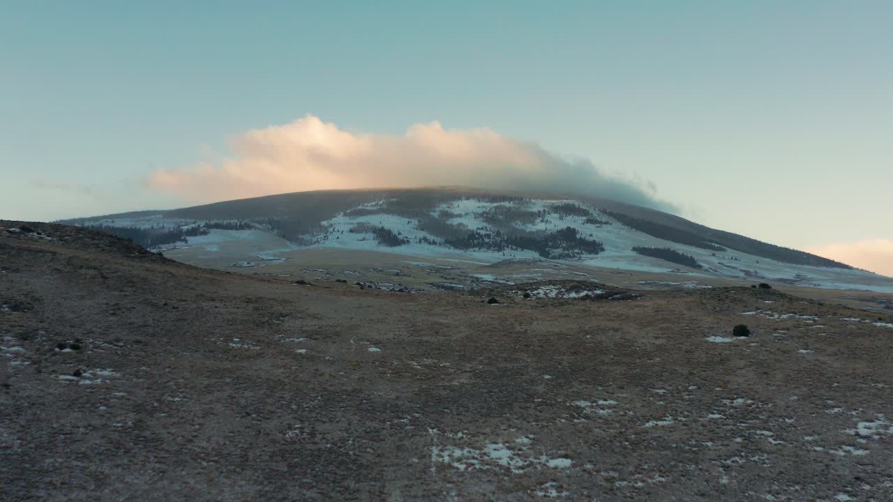 hiperlapso moviéndose hacia la cima de la montaña mientras la niebla matutina se mueve sobre la cumbre