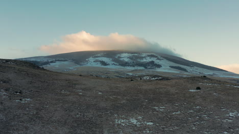 Hyperlapse-Bewegt-Sich-In-Richtung-Berggipfel,-Während-Morgennebel-über-Den-Gipfel-Zieht