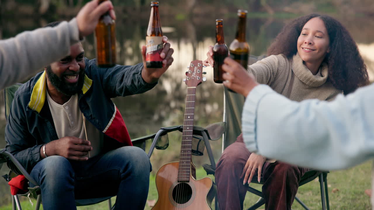 캠핑, 치어 및 자연에서 알코올과 함께 친구