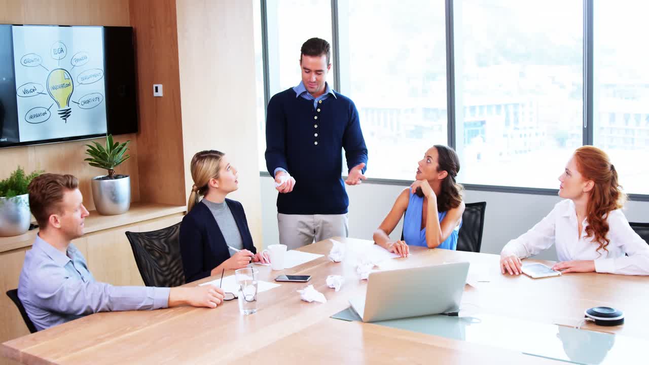 ejecutivo haciendo una presentación