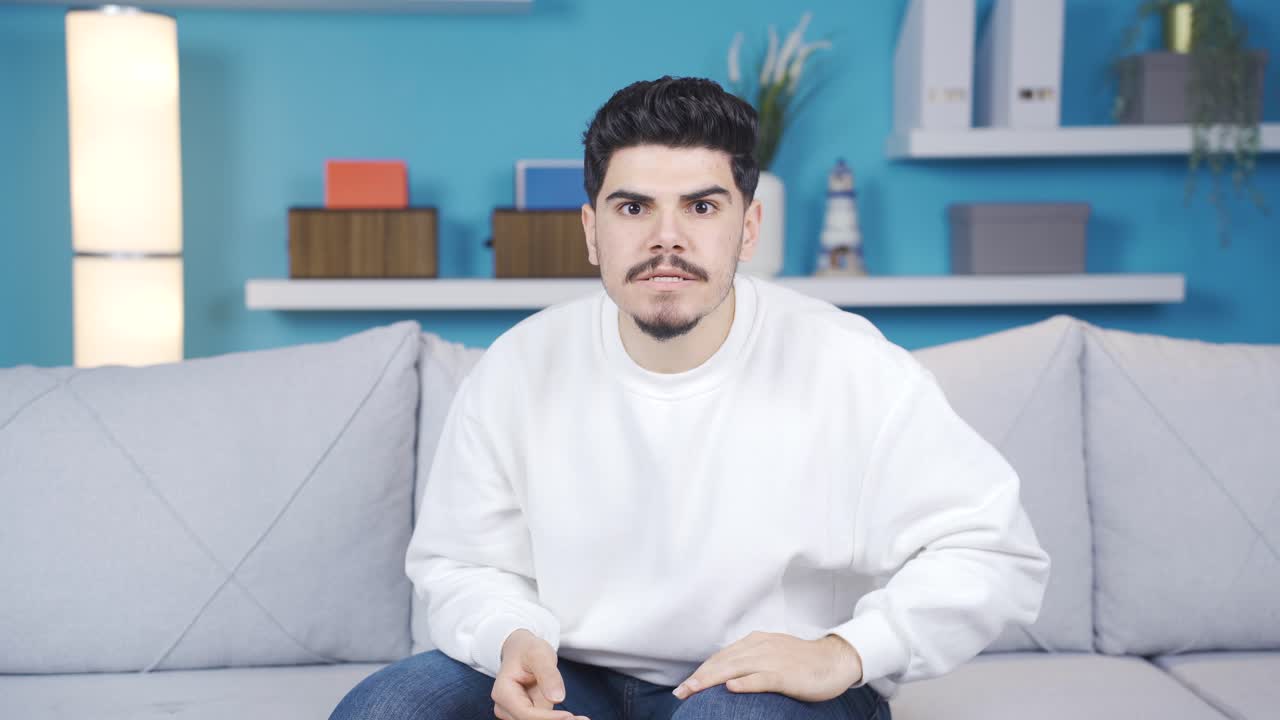 adolescente mirando a la cámara y diciendo wow. conmocionado.