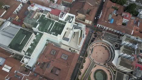 Antena-Arriba-Hacia-Abajo-De-Una-Casa-Tradicional-En-El-Centro-Histórico-De-La-Ciudad-De-Bogotá,-Colombia