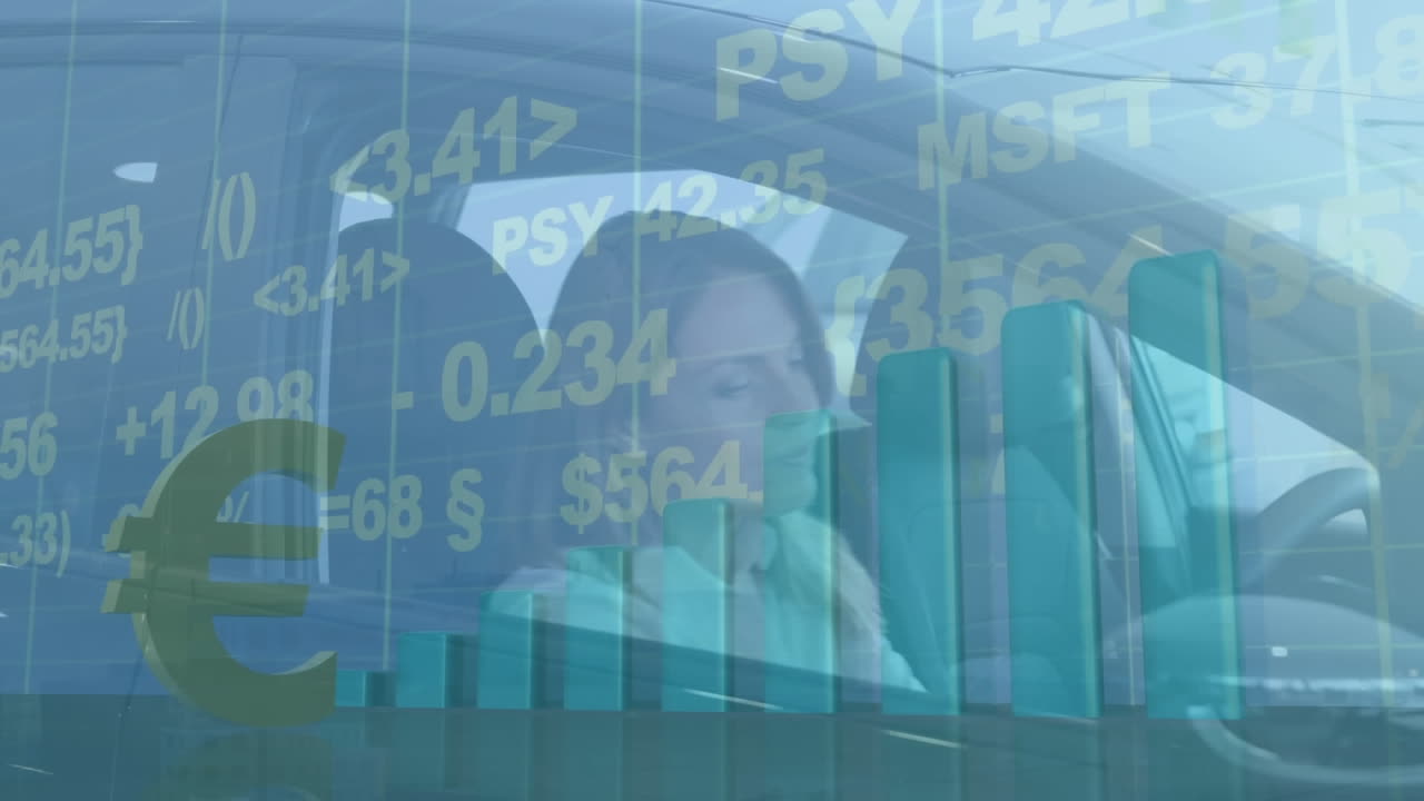 animación de procesamiento de datos sobre mujer de negocios caucásica en el coche sonriendo.