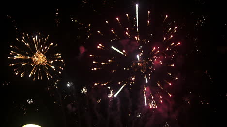 fuegos artificiales al comienzo del nuevo año en la noche negra 1