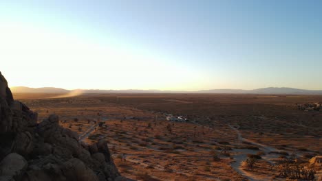 revelación de un edificio en un paisaje desértico