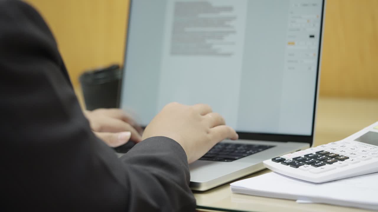 사무실 책상에서 정보 검색, 마케팅 연구 보고서를 위해 노트북 컴퓨터 키보드에 타이핑하는 사업가의 손